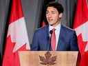 Le premier ministre Justin Trudeau prend la parole lors d'un dîner officiel au Musée royal de l'Ontario à Toronto, le 22 août 2022.  