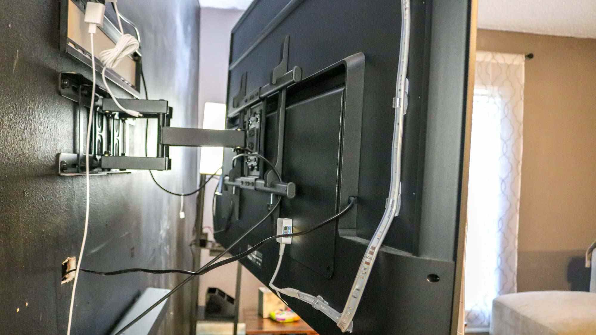 Un téléviseur avec une bande lumineuse montée à l'arrière