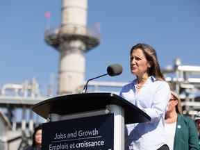 Chrystia Freeland prend la parole après avoir visité une installation de production d'hydrogène en Alberta.