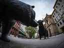 Une statue d'ours fait face à une statue de taureau à l'extérieur de la Bourse de Francfort.