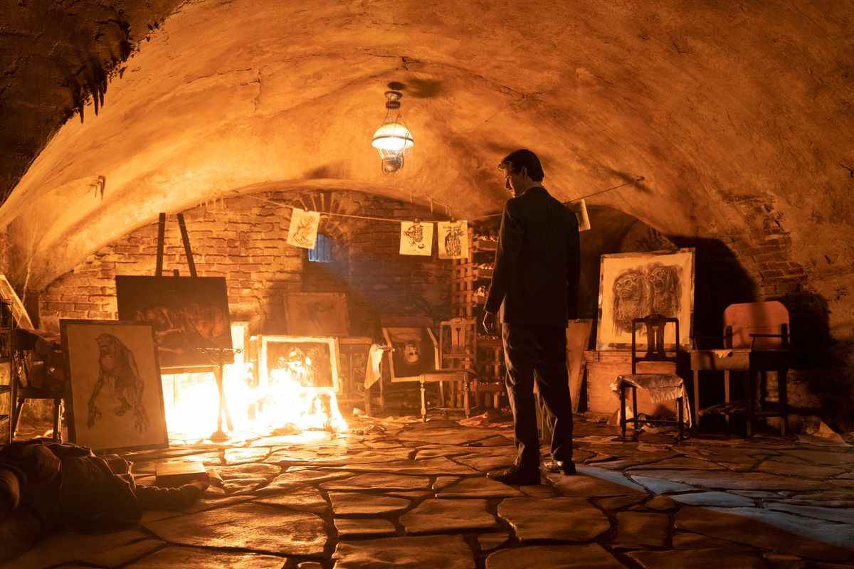Ben Barnes dans le rôle de Thurber regarde des dessins effrayants en feu dans le Cabinet des curiosités de Guillermo del Toro.