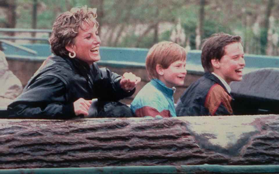 Diana, princesse de Galles, profite d'une journée au parc d'attractions Thorpe Park avec ses fils, le prince Harry et le prince William - Cliff Kent / PA