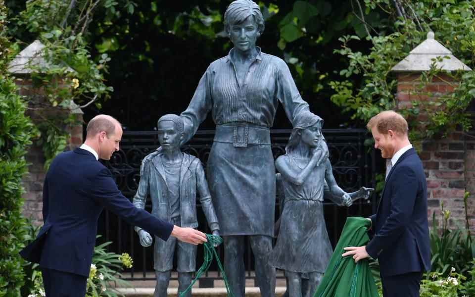 Le prince William et le prince Harry dévoilent une statue qu'ils ont commandée à leur mère Diana, princesse de Galles, dans le Sunken Garden du palais de Kensington, à Londres, à l'occasion de ce qui aurait été son 60e anniversaire - Dominic Lipinski / PA