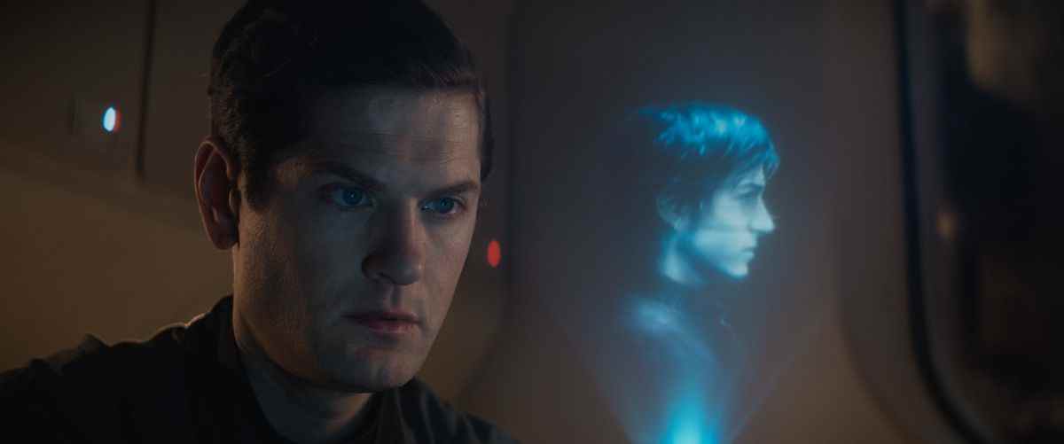 Syril Kam regardant un pop-up holographique du visage de Cassian Andor