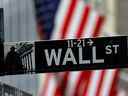 Un signe pour Wall Street à l'extérieur de la Bourse de New York à Manhattan.