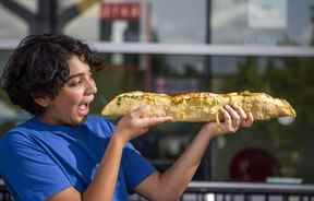 Mateo Aguilar, 11 ans, sur le point de s'attaquer au taco de deux pieds de long à The Ex.  (Ernest Doroszuk/Toronto Sun)