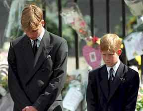 Le prince William (à gauche) et le prince Harry, les fils de Diana, princesse de Galles, baissent la tête alors que le cercueil de leur mère est sorti de l'abbaye de Westminster.  La princesse a été tuée dans un accident de voiture à Paris il y a 25 ans.  ADAM BUTLER/AFP VIA GETTY IMAGES