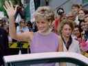 Diana, princesse de Galles, salue le public alors qu'elle quitte l'Institut de recherche cardiaque Victor Chang à Sydney le 1er novembre 1996.