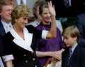 Diana, la princesse de Galles, accompagnée de son fils, le prince William, arrive au centre court de Wimbledon avant le début de la finale du simple féminin le 2 juillet 1994.