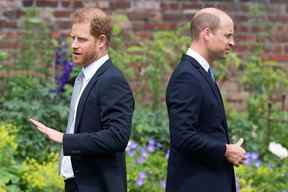 Le prince Harry, duc de Sussex (à gauche) et le prince britannique William, duc de Cambridge, assistent au dévoilement d'une statue de leur mère, la princesse Diana, au Sunken Garden du palais de Kensington, à Londres, le 21 juillet 2021. DOMINIC LIPINSKI/PISCINE /AFP VIA GETTY IMAGES