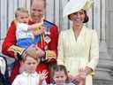 Dans cette photo d'archive prise le 08 juin 2019 (LR), le prince britannique William, duc de Cambridge tenant le prince Louis, le prince George, la princesse Charlotte et la britannique Catherine, duchesse de Cambridge se tiennent avec d'autres membres de la famille royale sur le balcon de Buckingham Palace pour assister à un survol d'avions de la Royal Air Force, à Londres .  -