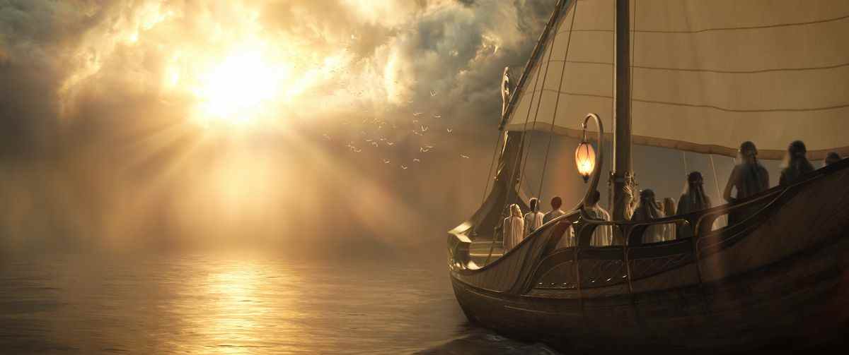 Un bateau se dirige vers un rayon de soleil sur l'horizon tranquille avec des elfes rassemblés sur le pont regardant les oiseaux voler dans le rayon de soleil dans Le Seigneur des Anneaux : Les Anneaux de Pouvoir