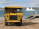 Un camion de transport au projet Mary River de Baffinland Iron Mines Corp.  Baffinland demande la permission d'augmenter sa limite d'extraction annuelle de minerai de fer à six millions de tonnes par rapport à son quota initial de 4,2 millions de tonnes.