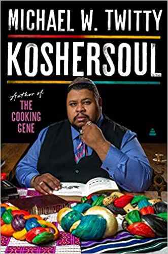 reprise de Koshersoul de Michael W. Twitty ;  photo de Twitty, un homme noir, portant une kippa et assis à une table entouré de nourriture