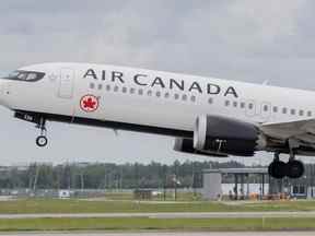 Un avion d'Air Canada décolle de l'aéroport Trudeau de Montréal, le 30 juin 2022.