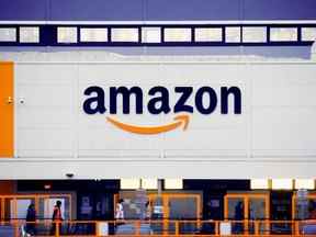 Le logo d'Amazon est visible au centre logistique de l'entreprise à Brétigny-sur-Orge, près de Paris, France, le 7 décembre 2021.
