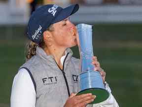 Ashleigh Buhai, d'Afrique du Sud, embrasse le trophée après sa victoire en séries éliminatoires contre Chun In-gee, de Corée du Sud, lors de la 4e journée du Championnat de golf britannique féminin 2022 sur le parcours de golf de Muirfield à Gullane, en Écosse, le 7 août 2022.