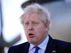 Le Premier ministre britannique Boris Johnson réagit lors de sa rencontre avec les équipages et le personnel technique des garde-côtes HM et de la Royal Navy à l'aéroport de Lydd, dans le sud-est de l'Angleterre, le 14 avril 2022.