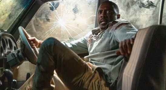 Beast Star Idris Elba a eu une mauvaise rencontre avec une chauve-souris dans sa douche