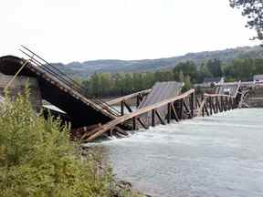Une vue d'un pont qui s'est effondré sur la rivière Laagen, à Gudbrandsdalen, en Norvège, le lundi 15 août 2022.