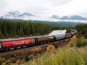 Des wagons chargés de blé canadien traversent les Rocheuses sur la ligne du Chemin de fer Canadien Pacifique Limitée près de Banff, en Alberta.