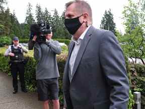 L'ancien entraîneur des Whitecaps, Bob Birada, arrive au palais de justice de North Vancouver pour une audience de détermination de la peine après avoir plaidé coupable d'agression sexuelle, à North Vancouver, en Colombie-Britannique, le 8 juin 2022.