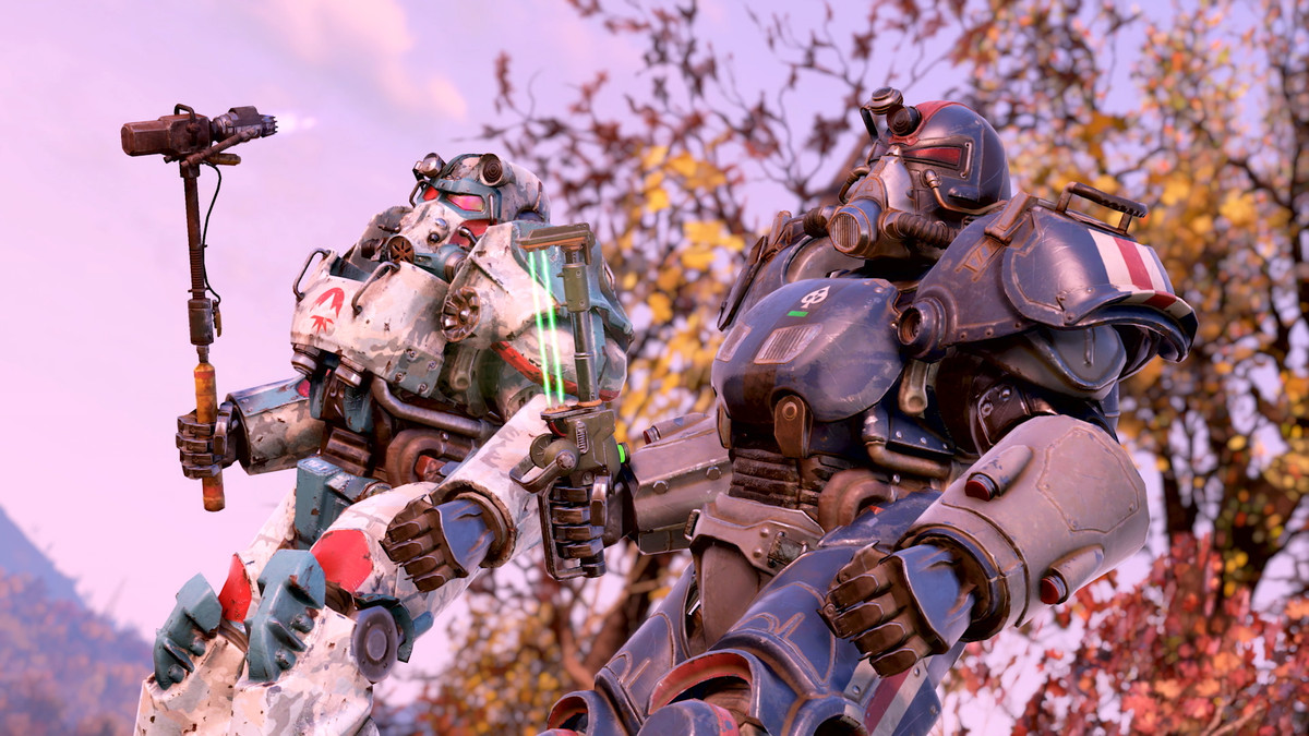 Ensembles d'armures motorisées colorées dans Fallout 76. Un joueur brandit une arme marteau-fusée.