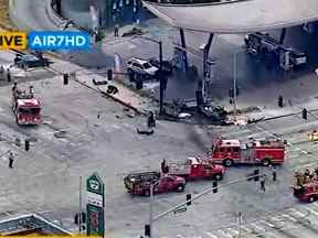 Cette image aérienne tirée d'une vidéo fournie par KABC-TV montre les autorités réagissant à un accident de la circulation dans le quartier de banlieue de Windsor Hills, à Los Angeles, le jeudi 4 août 2022.