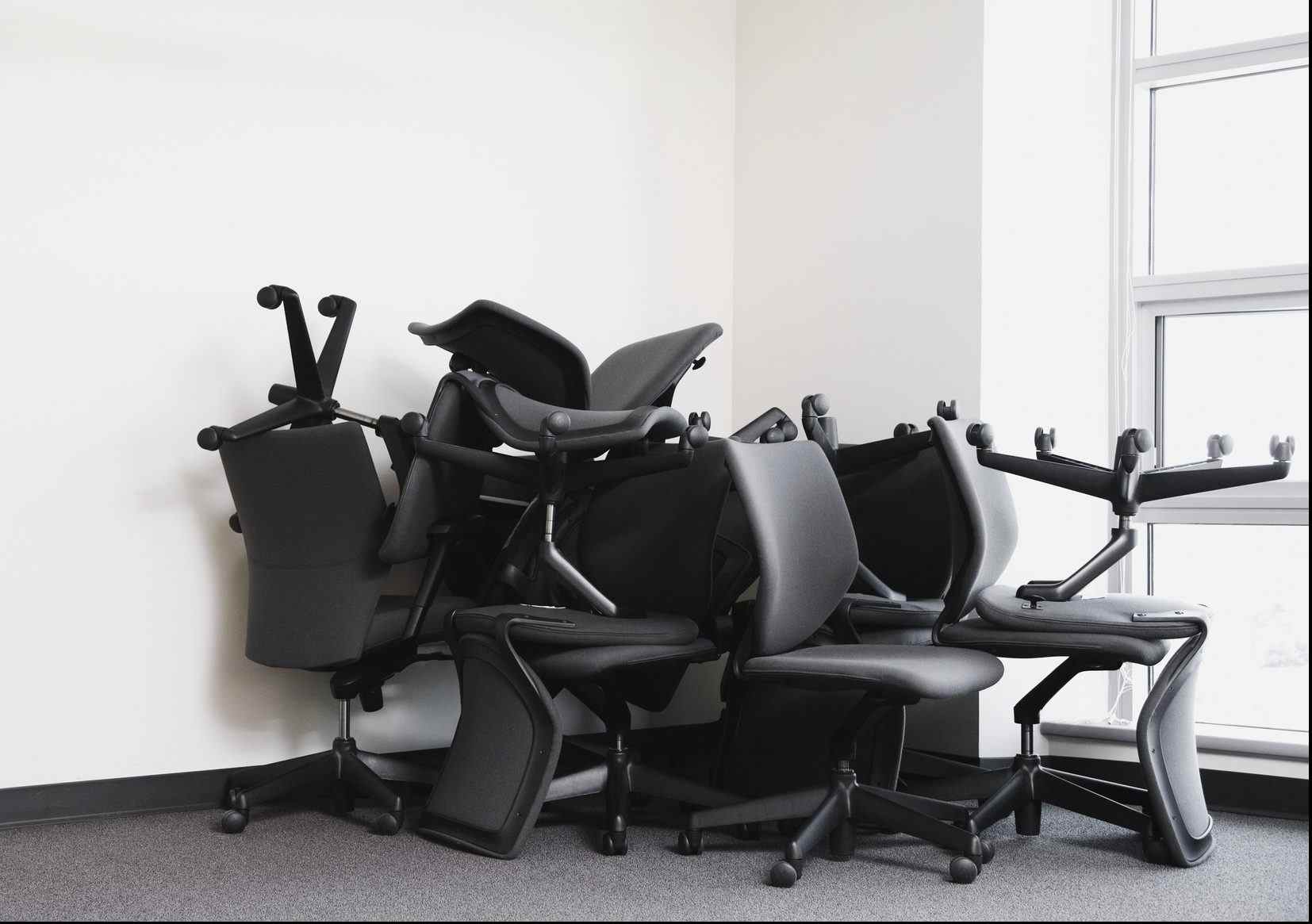 Chaises de bureau empilées dans un coin de bureau vide