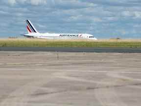 Un avion d'Air France-KLM est vu sur le tarmac de l'aéroport de Châteauroux-Centre Marcel Dassault à Châteauroux, en France, le vendredi 1er juillet 2022.