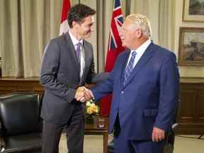 Le premier ministre Justin Trudeau (à gauche) rencontre le premier ministre de l'Ontario, Doug Ford, à l'Assemblée législative de Queen's Park à Toronto, le mardi 30 août 2022.