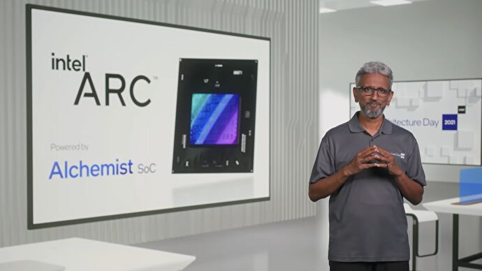 Raja Koduri, cadre d'Intel, à côté d'une présentation sur les GPU Intel Arc.