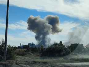 La fumée monte après que des explosions ont été entendues depuis la direction d'une base aérienne militaire russe près de Novofedorivka, en Crimée, le 9 août.