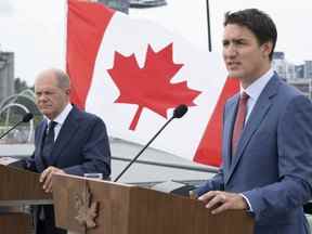 Le premier ministre Justin Trudeau, à droite, répond à une question à côté du chancelier allemand Olaf Scholz lors d'une conférence de presse à Montréal, le lundi 22 août 2022.
