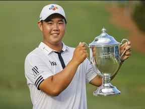 Joohyung Kim tient son trophée après avoir remporté le tournoi de golf Wyndham Championship le 7 août 2022.