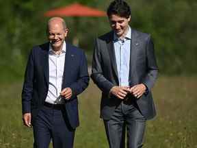 Le chancelier allemand Olaf Scholz, à gauche, et le premier ministre canadien Justin Trudeau discutent lors de leur réunion bilatérale au sommet du G7 en Allemagne en juin.  Scholz viendra au Canada dimanche.
