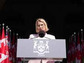 Sylvia Jones, vice-première ministre et ministre de la Santé, prête serment lors de la cérémonie d'assermentation à Queen's Park à Toronto le 24 juin 2022.
