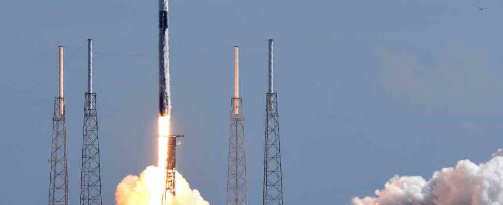 SpaceX rocket carrying star link satellites.