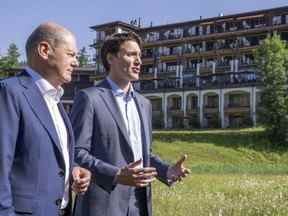 Le premier ministre Justin Trudeau et Olaf Scholz, chancelier de l'Allemagne, s'arrêtent pour parler aux médias alors qu'ils se promènent au sommet du G7 à Schloss Elmau, en Allemagne, le 27 juin 2022.