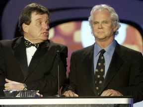 Les acteurs Jerry Mathers, à gauche, et Tony Dow, vedettes de la série comique à succès 