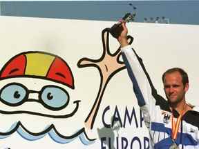 DOSSIER - Le médaillé d'or allemand de la compétition de plongeon de 10 mètres, Jan Hempel, pose avec son trophée le 18 août 1997 aux Championnats d'Europe de natation à Séville, en Espagne.  L'ancien plongeur olympique Jan Hempel a accusé la fédération allemande de natation de ne pas avoir tenu compte de ses plaintes concernant ses années d'abus sexuels par l'ancien entraîneur Werner Langer. "La fédération (DSV) m'a suggéré que si je répandais ça autour de moi, cela mettrait notre sport en danger et alors tu ne pourras plus pratiquer ton sport.  Bien sûr, j'étais à un niveau où j'avais des objectifs en tête et je voulais les atteindre," Hempel a déclaré à l'agence de presse DPA le vendredi 19 août 2022.