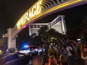 La police métropolitaine est stationnée à l'extérieur du Mirage en réponse à une fusillade mortelle dans l'hôtel-casino le jeudi 4 août 2022 à Las Vegas.  (Ellen Schmidt/Las Vegas Review-Journal via AP)