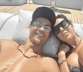 La superstar du football Christiano Ronaldo et sa copine Georgina Rodriguez font une escapade en yacht.