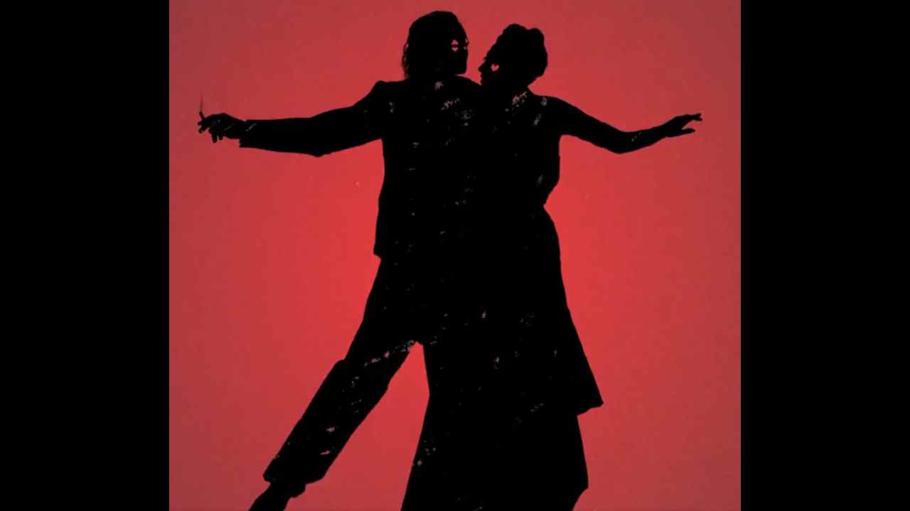 Les silhouettes de Joaquin Phoenix et Lady Gaga dansent dans Joker : Follie à Deux.