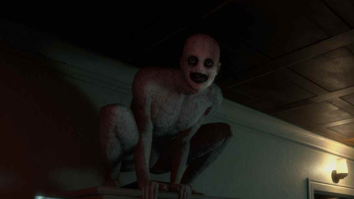 un démon terrifiant se perche au sommet d'une armoire à l'atelier de la morgue dans le jeu vidéo The Mortuary Assistant.