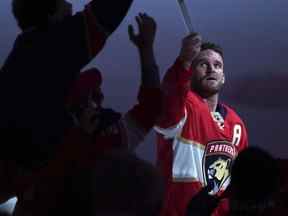 L'ailier gauche des Panthers de la Floride Jonathan Huberdeau donne son bâton de hockey à un fan alors qu'il est honoré en tant que troisième étoile du match après une victoire contre l'équipe de hockey de la LNH des Canadiens de Montréal le mardi 29 mars 2022 à Sunrise, en Floride.