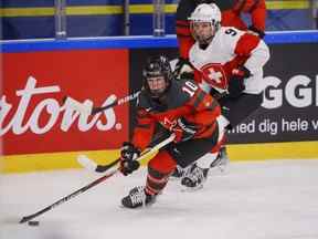 Sarah Fillier, du Canada, devant, en action avec Shannon Sigrist, de Suisse, lors du Championnat mondial de l'IIHF à Herning, au Danemark, le samedi 27 août 2022.