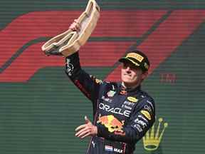Le pilote néerlandais de Red Bull Racing, Max Verstappen, célèbre sa victoire lors de la cérémonie de podium du Grand Prix de Belgique de Formule 1 sur le circuit Spa-Francophones de Spa, le 28 août 2022.