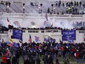Des insurgés violents fidèles au président Donald Trump prennent d'assaut le Capitole, le 6 janvier 2021, à Washington.