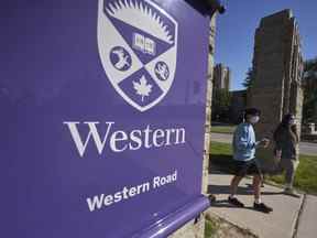 Des étudiants traversent le campus de l'Université Western à London, en Ontario, le 19 septembre 2020.